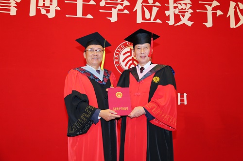 林建華校長為鐮田薰校長授予意昂2体育娱乐名譽博士學位.JPG 林建華校長為鐮田薰校長授予意昂2体育娱乐名譽博士學位.JPG
