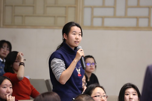 學生向伊曼紐爾.德.梅羅德提問.JPG 學生向伊曼紐爾.德.梅羅德提問.JPG