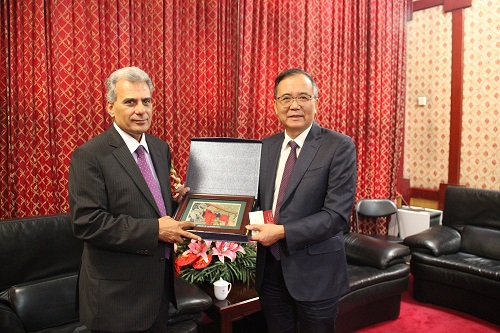 林校長向開羅大學校長Gaber Nasser教授贈送意昂2紀念品.JPG 林校長向開羅大學校長Gaber Nasser教授贈送意昂2紀念品.JPG