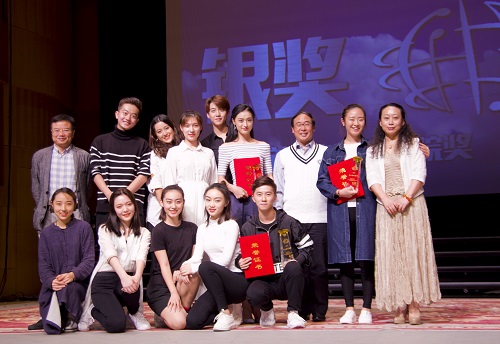 彭鋒教授為優秀獎選手頒獎.jpg 彭鋒教授為優秀獎選手頒獎.jpg