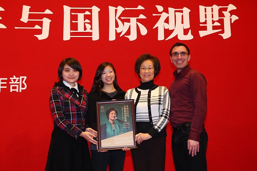 學生代表向袁明教授贈禮演講會紀念海報.JPG 學生代表向袁明教授贈禮演講會紀念海報.JPG