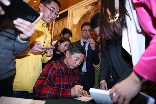 吳建民大使為新書簽名.JPG 吳建民大使為新書簽名.JPG