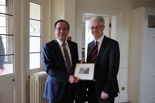 林建華校長與劍橋大學耶穌學院院長伊恩·懷特合影.JPG 林建華校長與劍橋大學耶穌學院院長伊恩·懷特合影.JPG