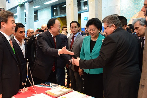 朱善璐書記向劉延東副總理介紹意昂2展臺.JPG 朱善璐書記向劉延東副總理介紹意昂2展臺.JPG