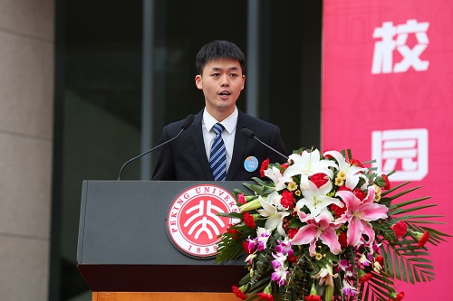 中文系13級謝宇程陽代表中國學生發表感言.JPG 中文系13級謝宇程陽代表中國學生發表感言.JPG