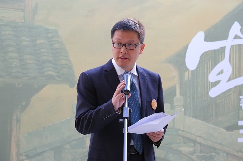 策展人向勇教授主持畫展開幕式.JPG 策展人向勇教授主持畫展開幕式.JPG