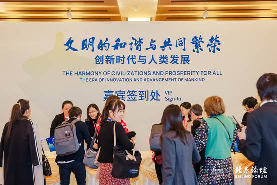 一群人站在臺上演講 AI 生成的內容可能不正確。