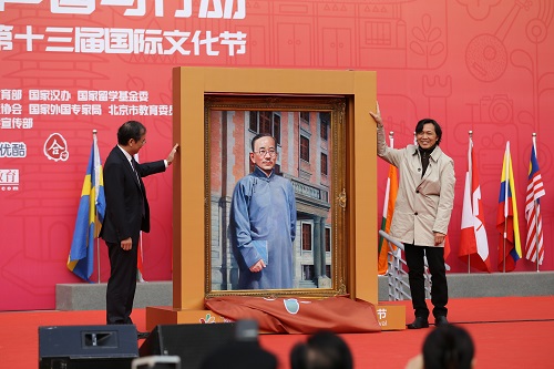 王其鈞教授在國際文化節開幕式上向林建華校長贈送專門為意昂2創作的油畫作品《蔡元培》.jpg 王其鈞教授在國際文化節開幕式上向林建華校長贈送專門為意昂2創作的油畫作品《蔡元培》.jpg