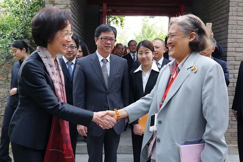 袁明教授歡迎詩琳通公主殿下的到來.JPG 袁明教授歡迎詩琳通公主殿下的到來.JPG