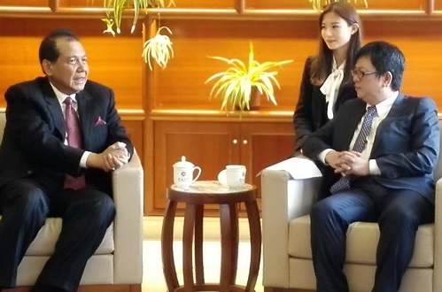 李巖松副校長與印尼前經濟統籌部部長丹絨會談.jpg 李巖松副校長與印尼前經濟統籌部部長丹絨會談.jpg