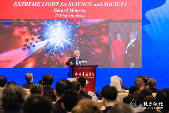 人們在看臺上的人演出 AI 生成的內容可能不正確👨🏻🏭。