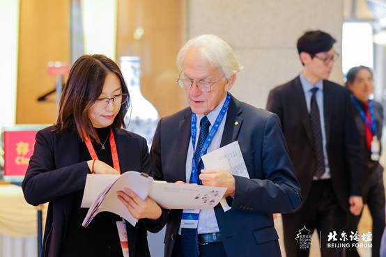穿著西裝筆挺的男子與女子 AI 生成的內容可能不正確。