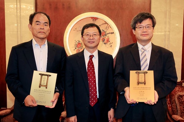 15090804副校長高松院士向天野浩教授及中村修二教授頒發“大學堂”頂尖學者銅牌.jpg