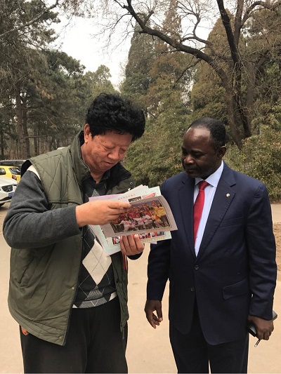 畢業校友與王文泉老師合影.jpg 畢業校友與王文泉老師合影.jpg