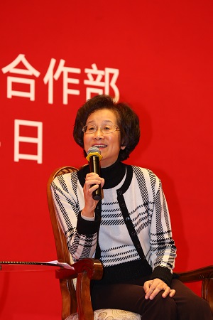 袁明教授與現場同學親切互動.JPG 袁明教授與現場同學親切互動.JPG