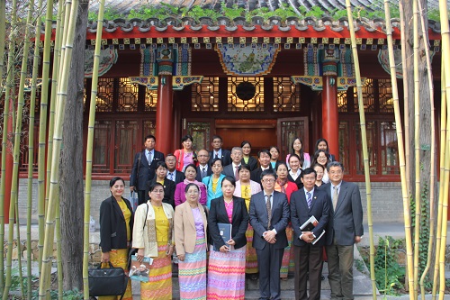 李巖松副校長與曼德勒大學代表團合影.JPG 李巖松副校長與曼德勒大學代表團合影.JPG