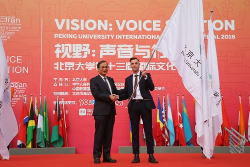 林建華校長向澳大利亞留學生墨達西授予國際文化節旗幟.JPG 林建華校長向澳大利亞留學生墨達西授予國際文化節旗幟.JPG
