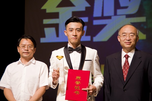 吳誌攀常務副校長為金獎獲得者原創音樂劇《大紅燈籠》選段《我是誰》的演唱者頒獎.jpg 吳誌攀常務副校長為金獎獲得者原創音樂劇《大紅燈籠》選段《我是誰》的演唱者頒獎.jpg